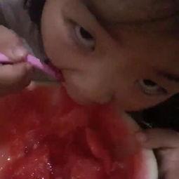 小孩吃瓜伤感视频,小孩吃瓜伤感瞬间引共鸣